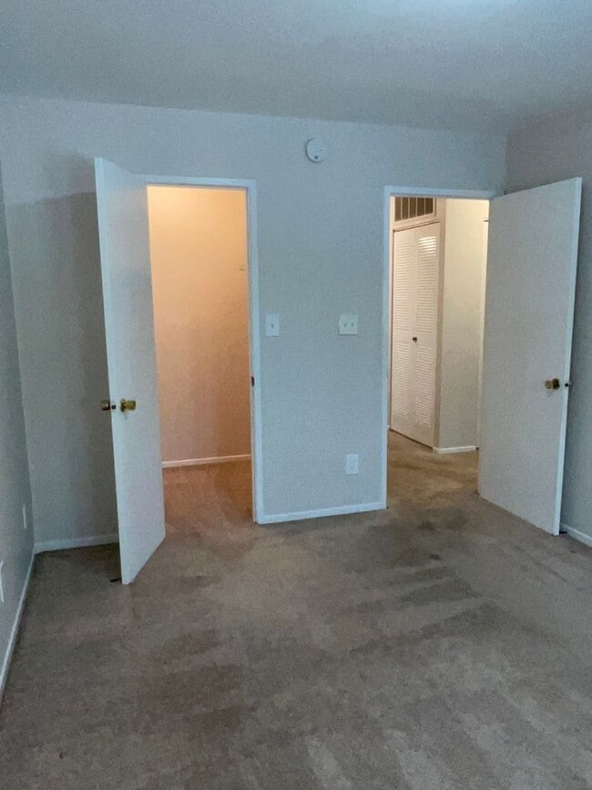 Building Photo - 3BD 2.5BA End Unit Townhome