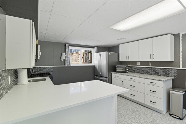 Building Photo - 830 Russell Ave