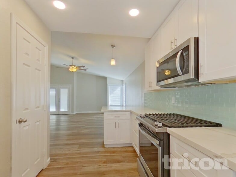 Building Photo - 857 E Saragosa St