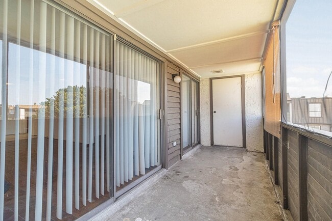 Building Photo - 3045 Walnut Bend Ln