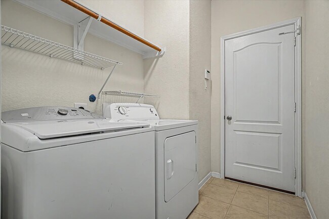 Building Photo - 623 W Newport Bend