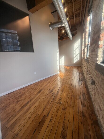 Building Photo - 146 S River Ave