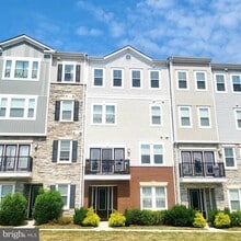 Building Photo - Welcome to your new home in the heart of Loudon County, VA!