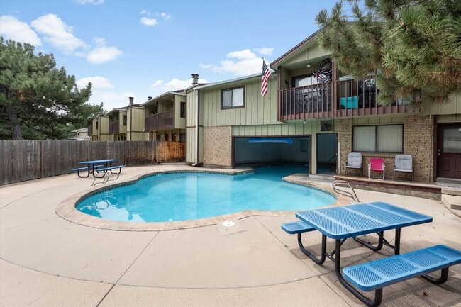 Building Photo - 2 bedroom 3 bath Updated townhome in Lakewood!