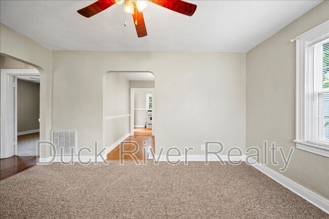 Building Photo - 2135 Thomas Ave