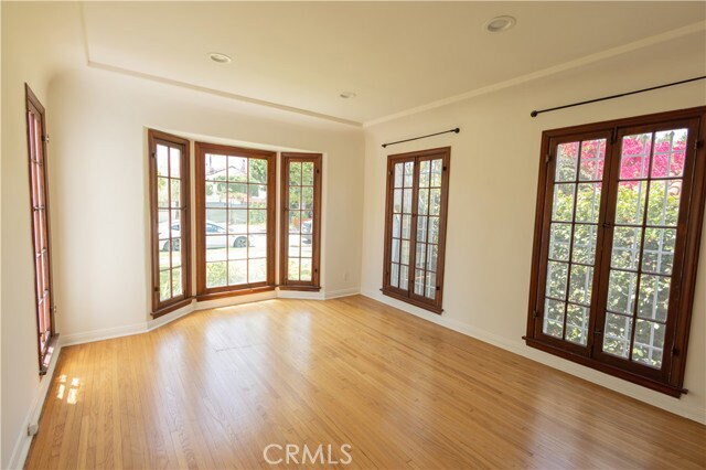 Building Photo - 446 S La Peer Dr