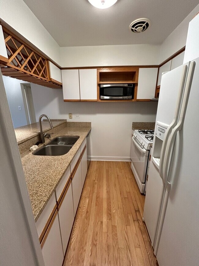 Building Photo - 401 W Webster Ave