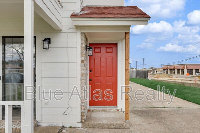 Building Photo - 2300 Indigo Ln