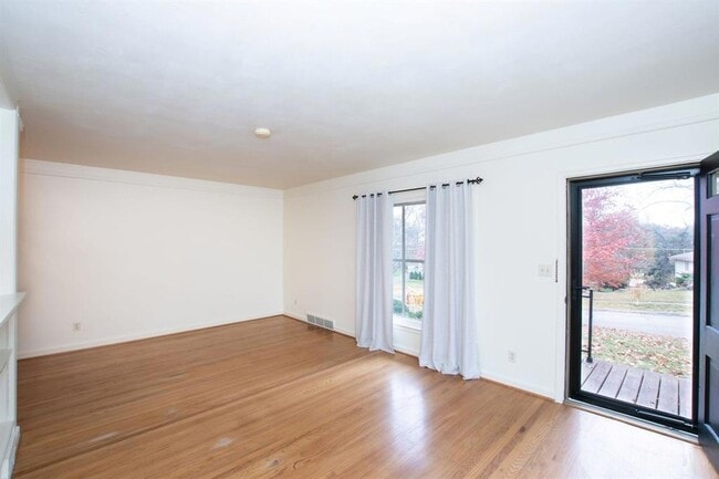 Building Photo - 4933 Woodland Ave