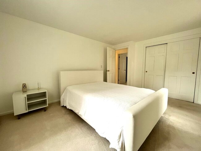 Building Photo - 22 River Bend Cir