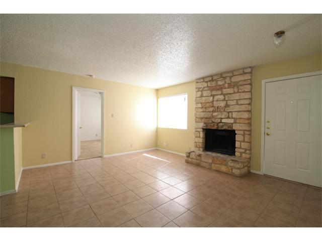 Building Photo - Spacious 3 Bedroom, 2 Bath Duplex in Prime...