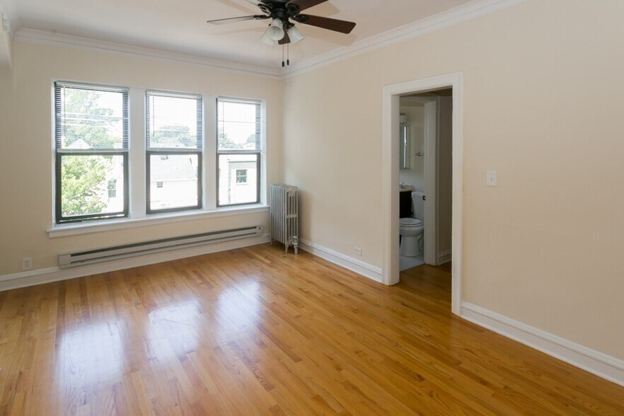 Building Photo - 4644 N Paulina St
