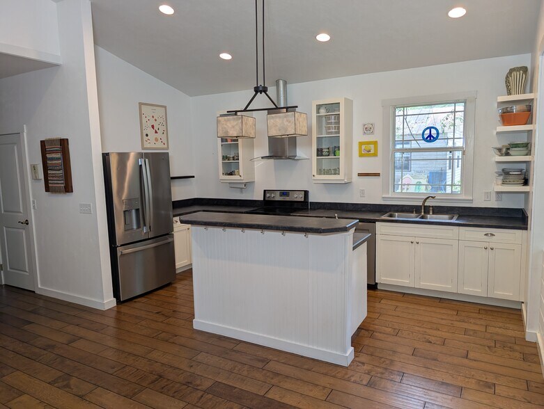 Kitchen - 910 NW 29th Pl