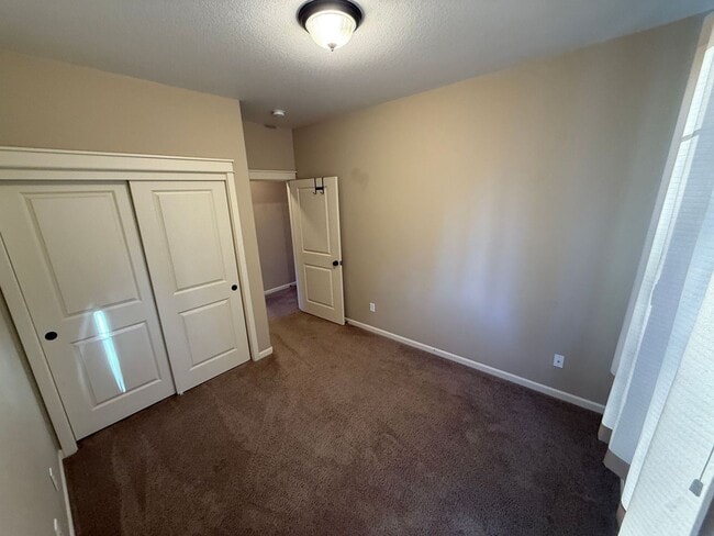 Building Photo - 3 Bedroom, 2 Bathroom Single-Level Duplex in The Stonegate Community