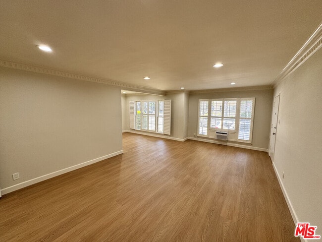 Building Photo - 300 S Doheny Dr