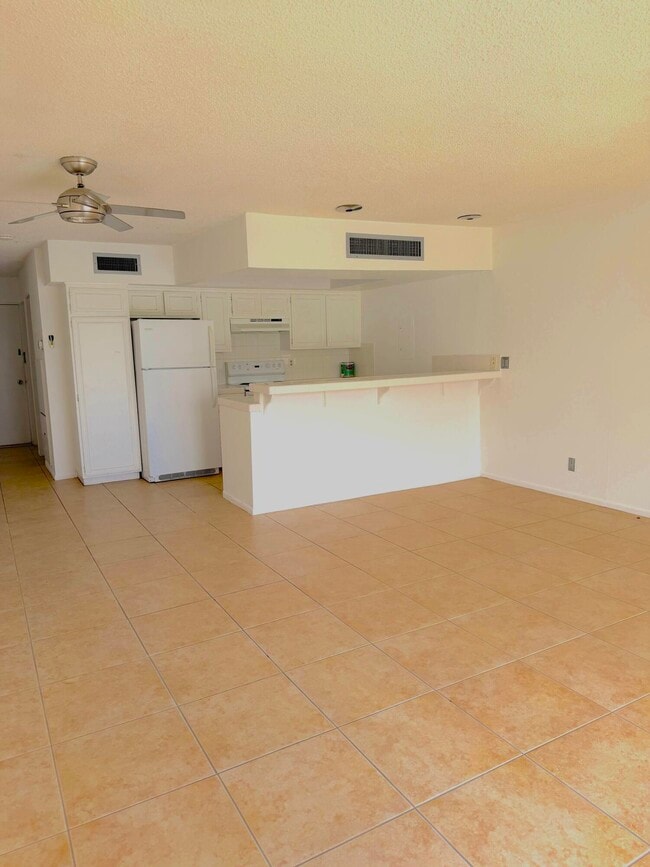 Building Photo - 1655 E Palm Canyon Dr