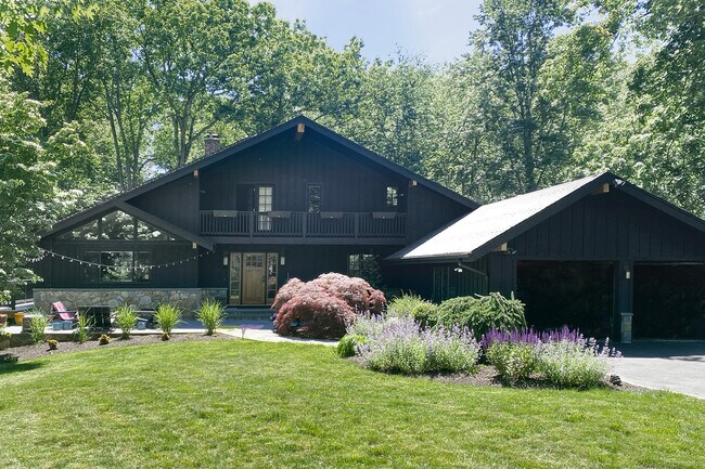 Building Photo - 5 Viking Green