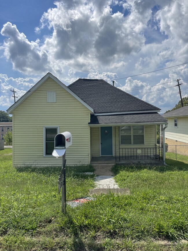 Primary Photo - 2019 N Chamberlain Ave