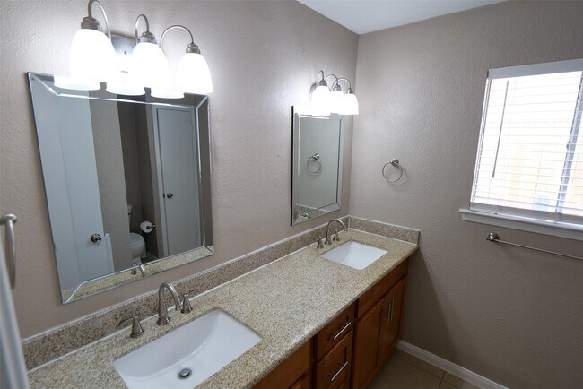 Building Photo - 915 Comstock Springs Dr