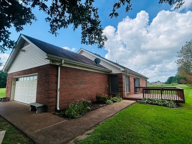 Building Photo - Desirable Oakland Home on Acreage. Owner W...