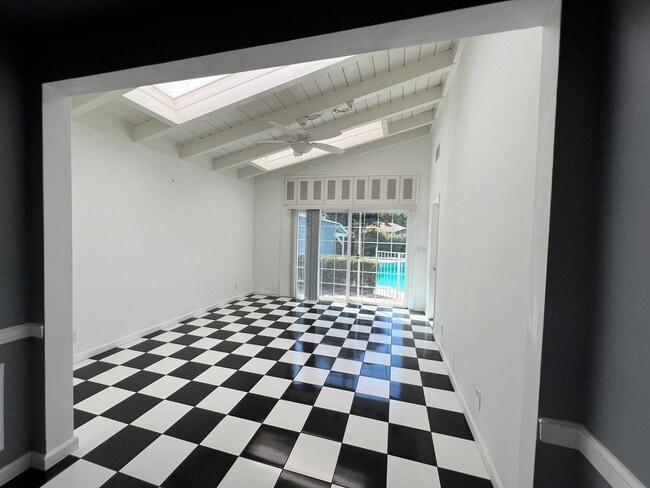 Building Photo - Adorable pool home in Sherman Oaks