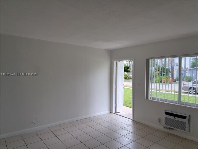 Building Photo - 1544 Arthur St