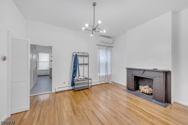 Building Photo - 13 2nd Ave