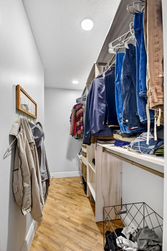 Building Photo - 320 Riverdale Rd