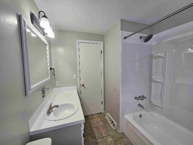 Building Photo - 610 1/2 Sunflower Dr