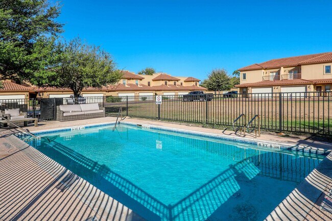 Building Photo - 707 St James Dr