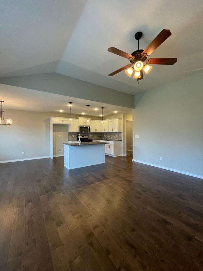Building Photo - Executive Rental - Old Castle Estate Subdivision - Nixa