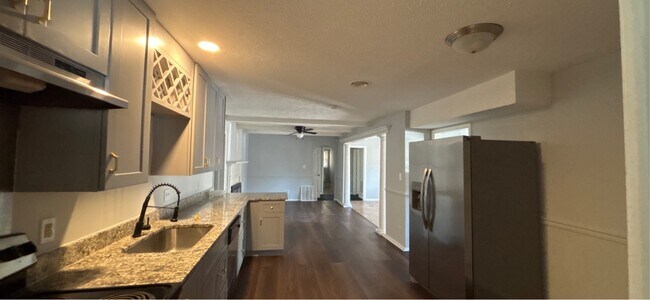 Building Photo - 381 Summerhill Rd