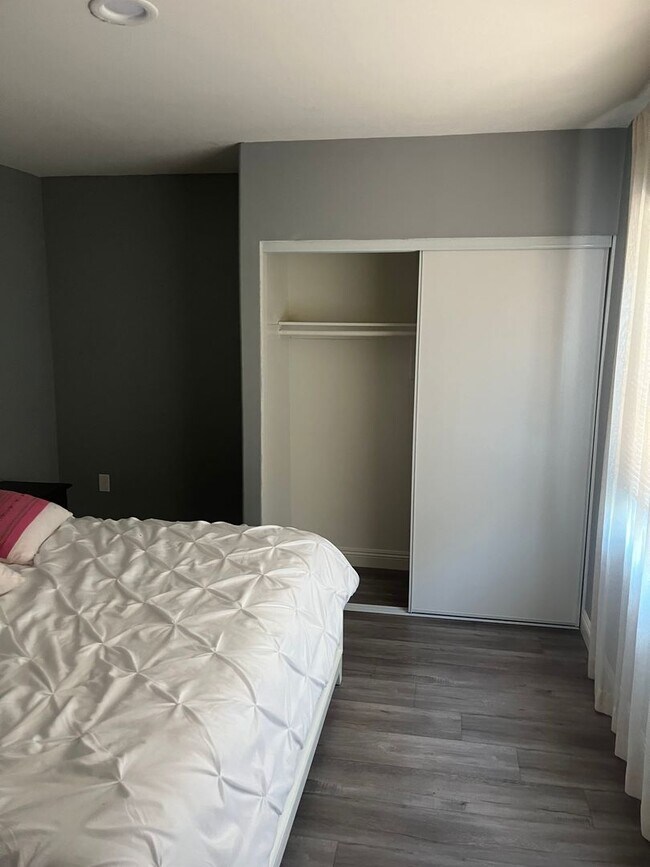 Building Photo - POOL HOME 3 BEDROOMS 3 BATHS