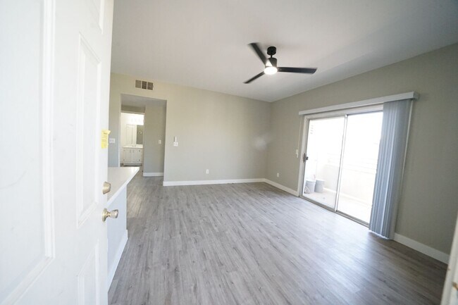 Building Photo - SHOWINGS AVAILABLE NOW