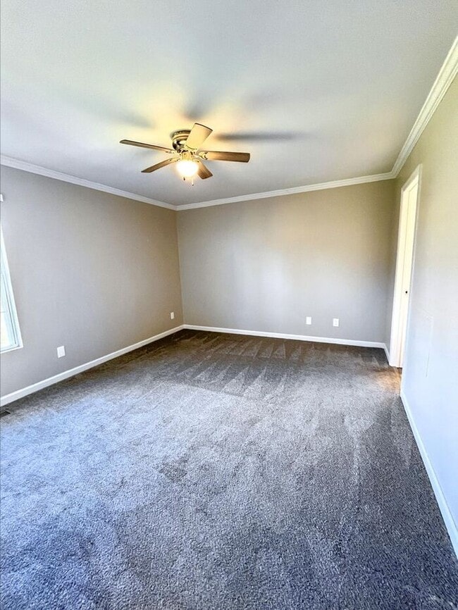 Building Photo - 3-Bedroom Home with Convenient Access to N...