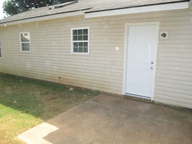 Building Photo - Ranch home minutes from uptown Charlotte