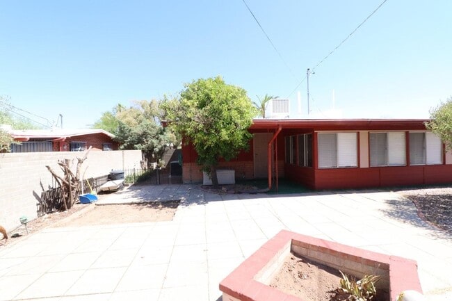 Building Photo - 3 Bedroom 2 Bathroom