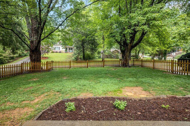 Building Photo - Royal Pines Gem with Private Fenced Yard