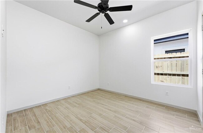 Building Photo - 12 Rosewood Ln