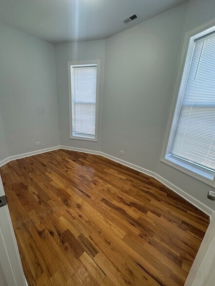 Building Photo - 4240 W Gladys Ave