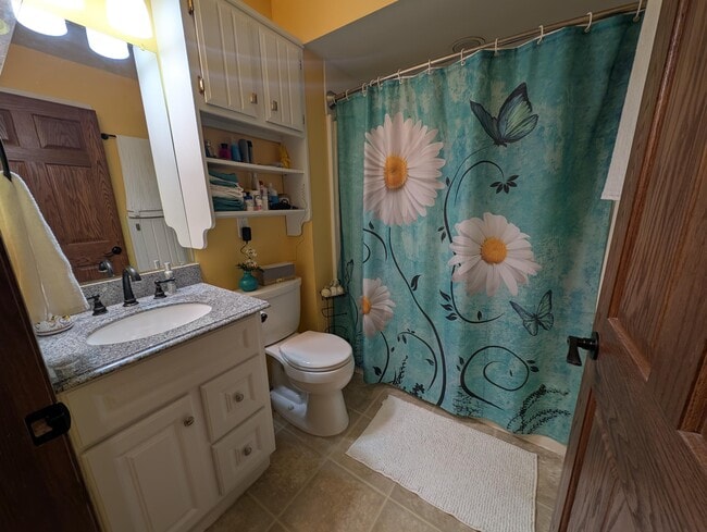 Building Photo - 607 Tamarack Dr W