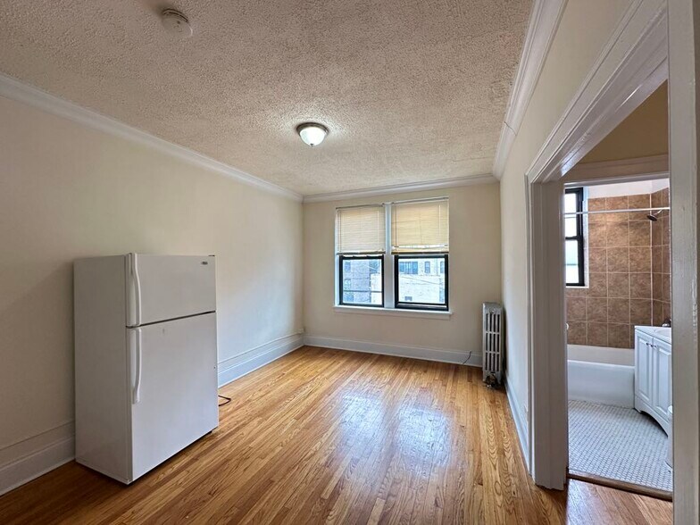 Building Photo - 2737 N Spaulding Ave