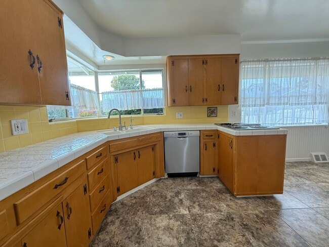 Building Photo - 1950's Ranch Style Home Above Ventura College
