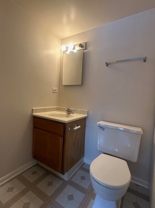 Building Photo - 1504 W Jefferson Ave