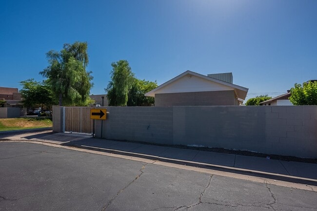 Building Photo - Spacious studio with just what you need!
