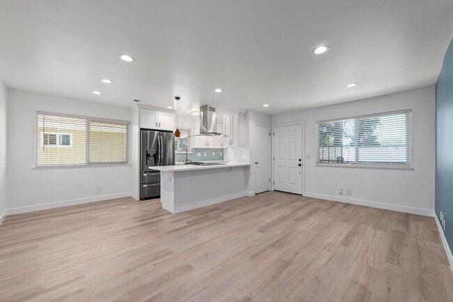 Building Photo - Upstairs 2 bedroom 1 bathroom Condo!