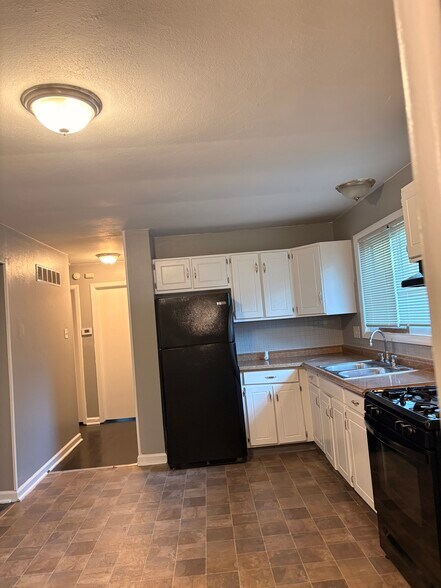 Building Photo - 214 Coburg Dr