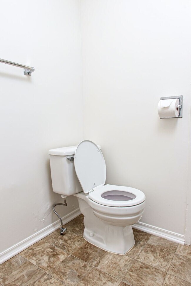 Building Photo - Large Studio in Glendale