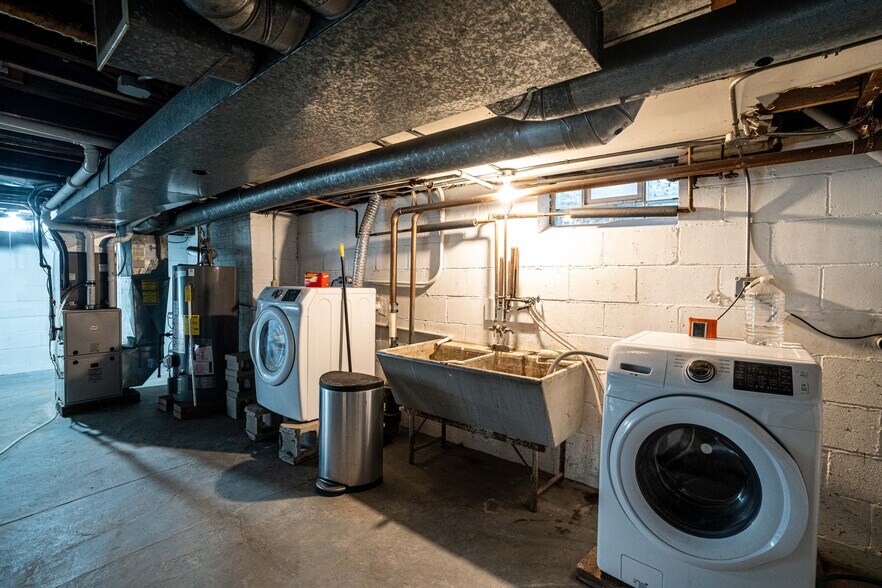 Building Photo - 535 W Montclaire Ave