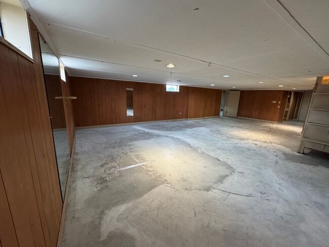 Building Photo - Upgraded 3 Bedroom Home with Garage and Basement